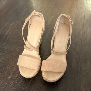 Neutral raffia wedges
